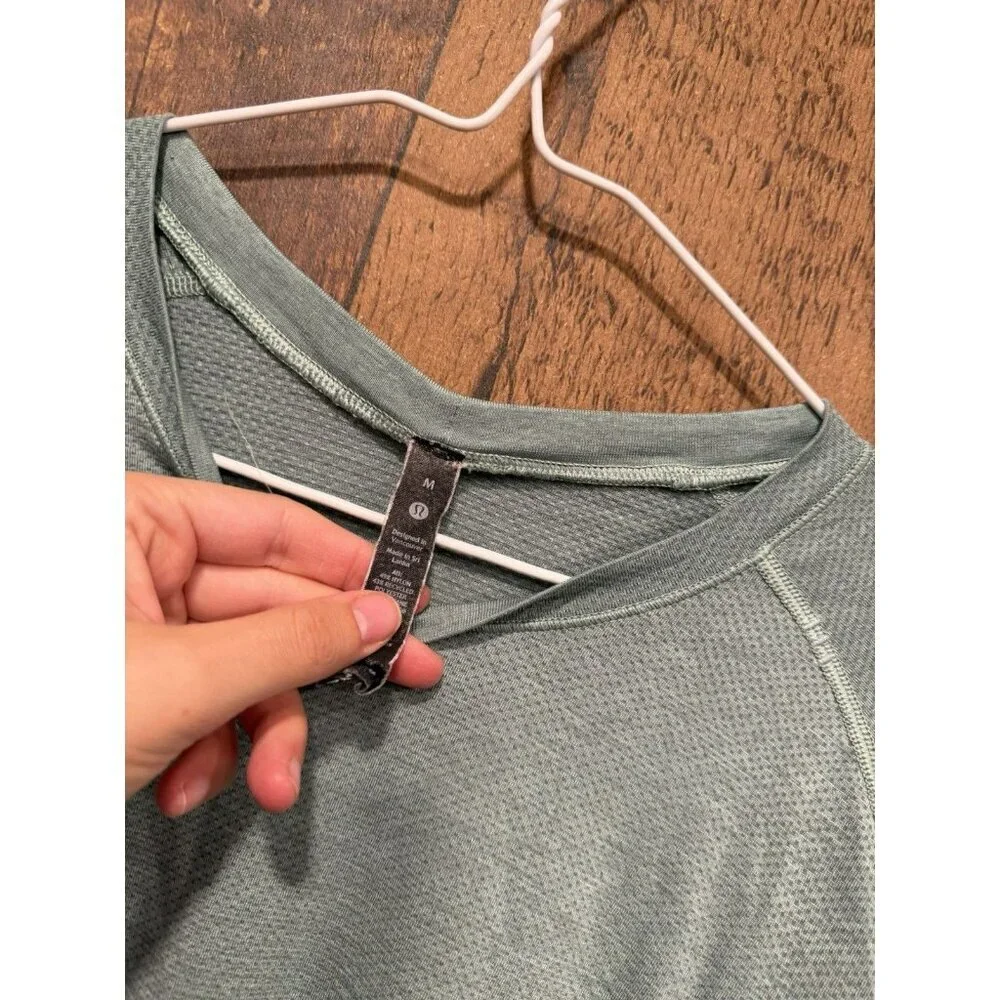 Lululemon Men’s Metal Vent Long Sleeve Shirt Green Medium EUC - Picture 3 of 3